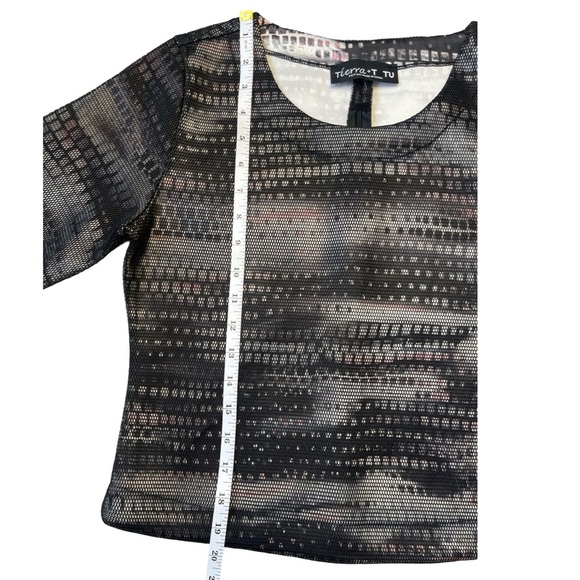 Tierra + Tutu Structured Abstract Black Gray Short Sleeve Cropped Top - J4 - Picture 5 of 7